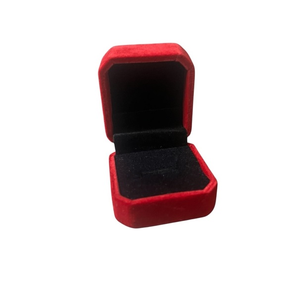 NWT! Red Velvet Ring Jewelry Box - Picture 5 of 6